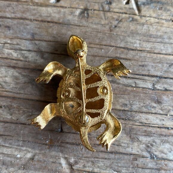 Beautiful Turtle Brooch with Green Emerald Eyes - Picture 6 of 6
